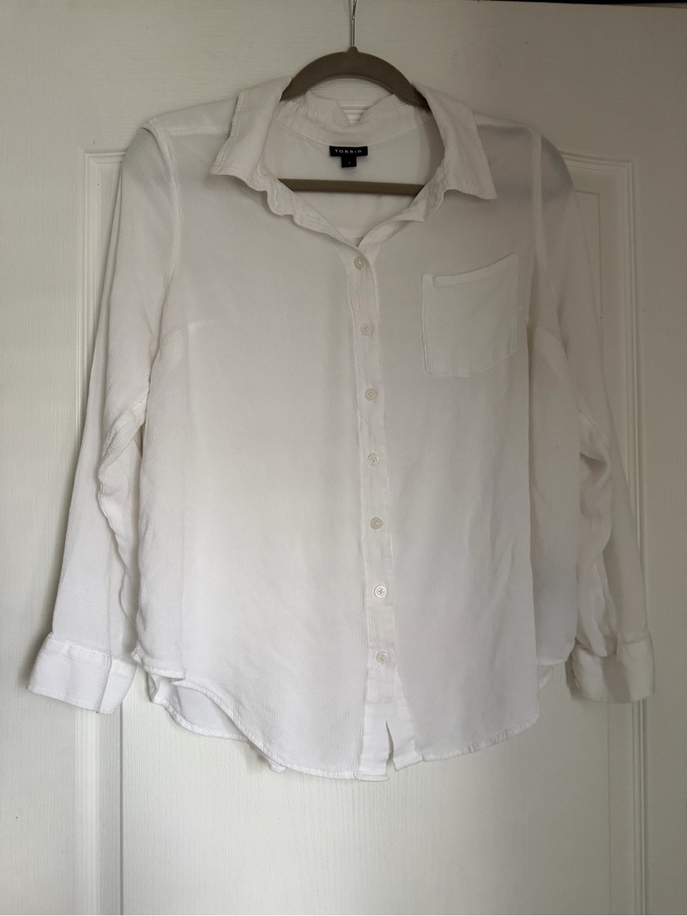 torrid White Lightweight Textured Button Up Blouse Size 2